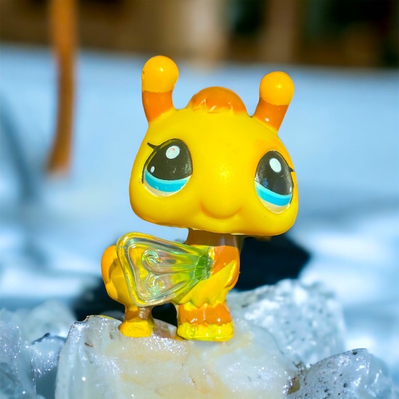 littlest pet shop # 2203 yellow & brown bumble bee with clear wings & blue eyes - Picture 1 of 6